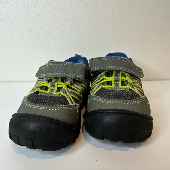 Oshkosh B’gosh toddler sneakers size 6M - Picture 2 of 8